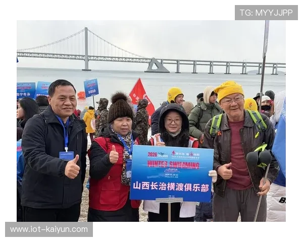 2026大连冬泳公开赛启幕,近两千爱好者雪浪中竞技。